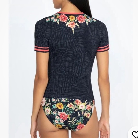 Johnny Was MIA Sporty Surf Shirt Floral Size Medium NWT and Box! - Picture 3 of 8